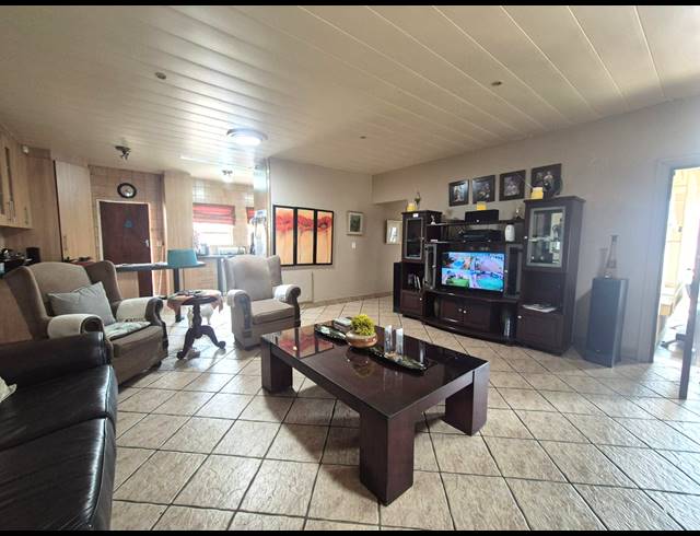 3 BEDROOM TOWNHOUSE FOR SALE IN ARCON PARK
